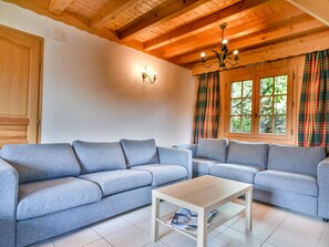 Una televisión, una chimenea