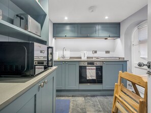 ثلاجة، ميكروويف، فرن، محمصة خبز