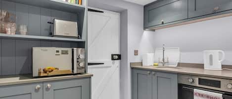 Frigorífico, microondas, horno y tostadora