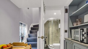 A modern kitchen with a built-in oven and a glass shower enclosure. - Cute and cosy home in the centre of Canterbury. - Pass the Keys (Canterbury)