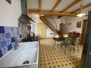 Fridge, microwave, oven, stovetop - Charming 4-Bedroom House Near Beaches with Garden and Modern Amenities (Fouras)