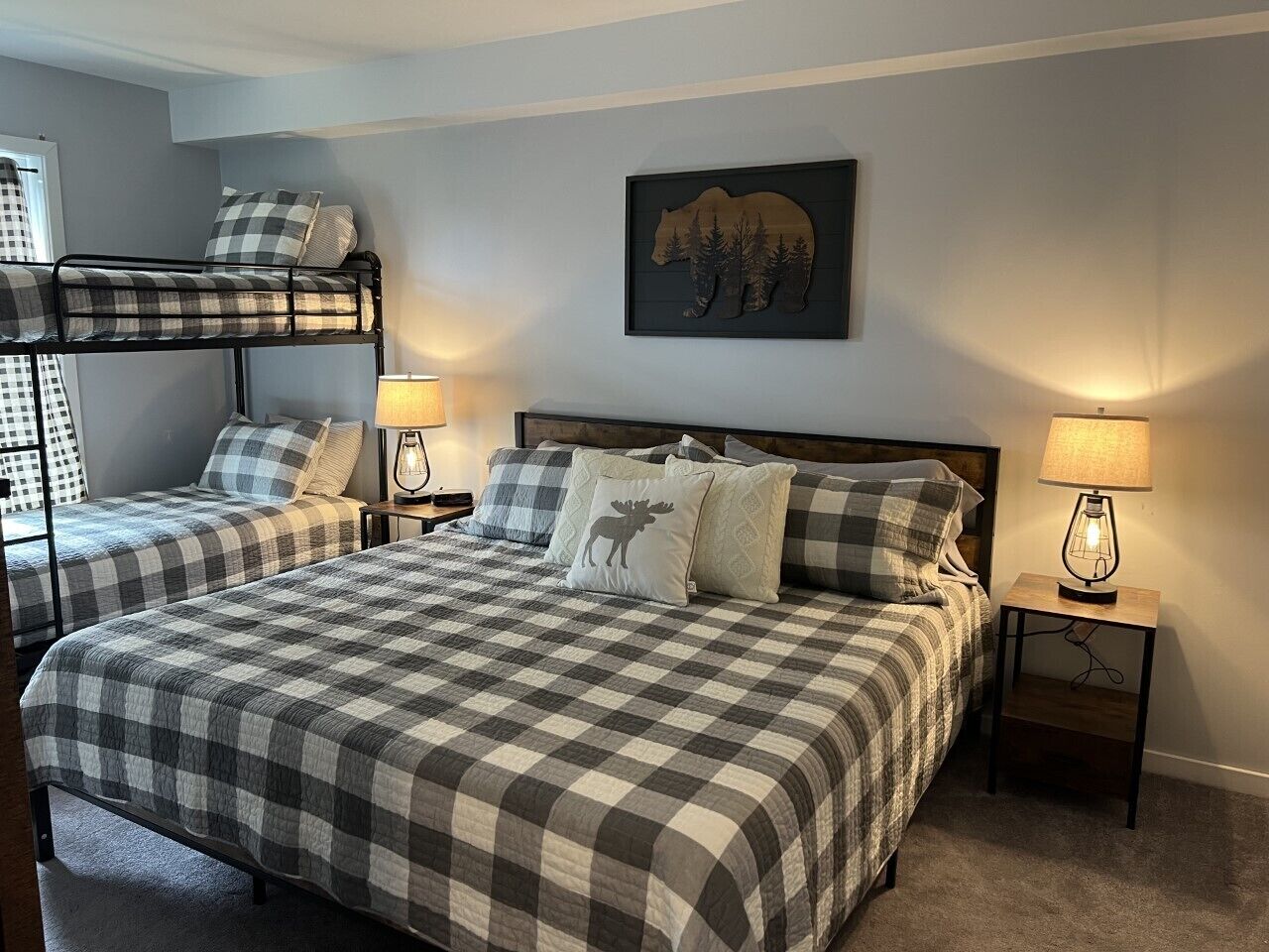 'Bear Paw Lodge' at the BASE of Mt Snow Pool/Hot Tub