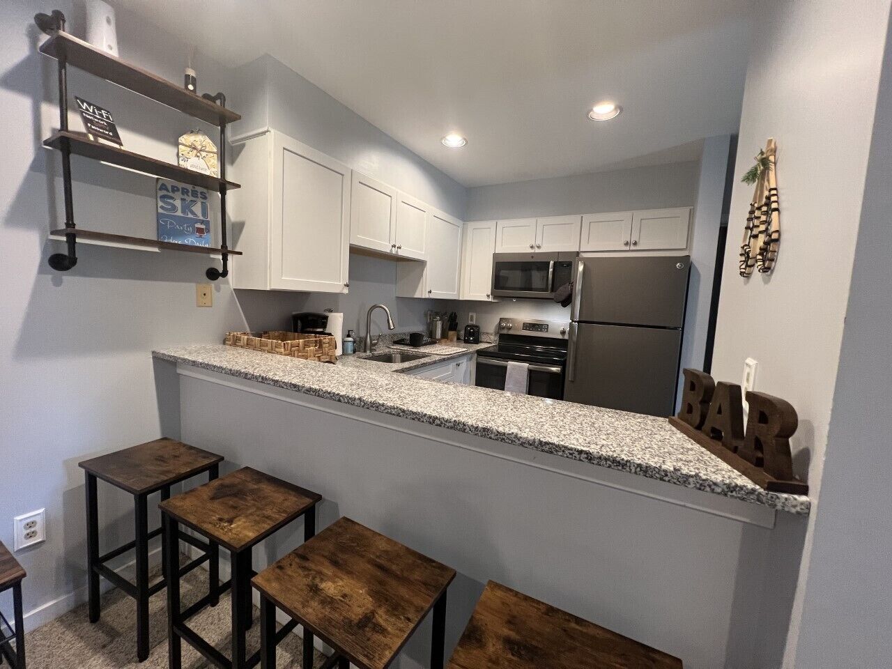 'Bear Paw Lodge' at the BASE of Mt Snow Pool/Hot Tub