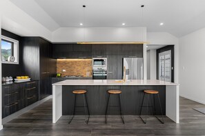 Køleskab, mikrobølgeovn, opvaskemaskine, kaffe-/temaskine