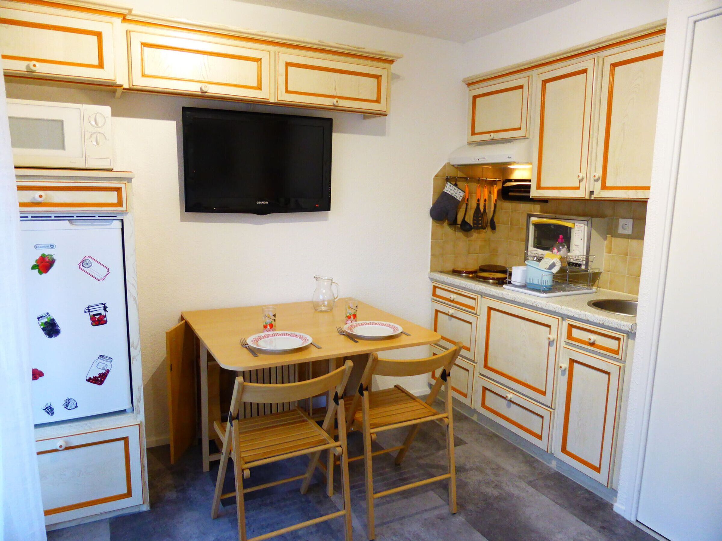 Coffee/tea maker, fridge, microwave, toaster
