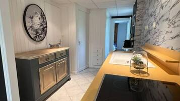 Réfrigérateur, micro-ondes, four, plaque de cuisson