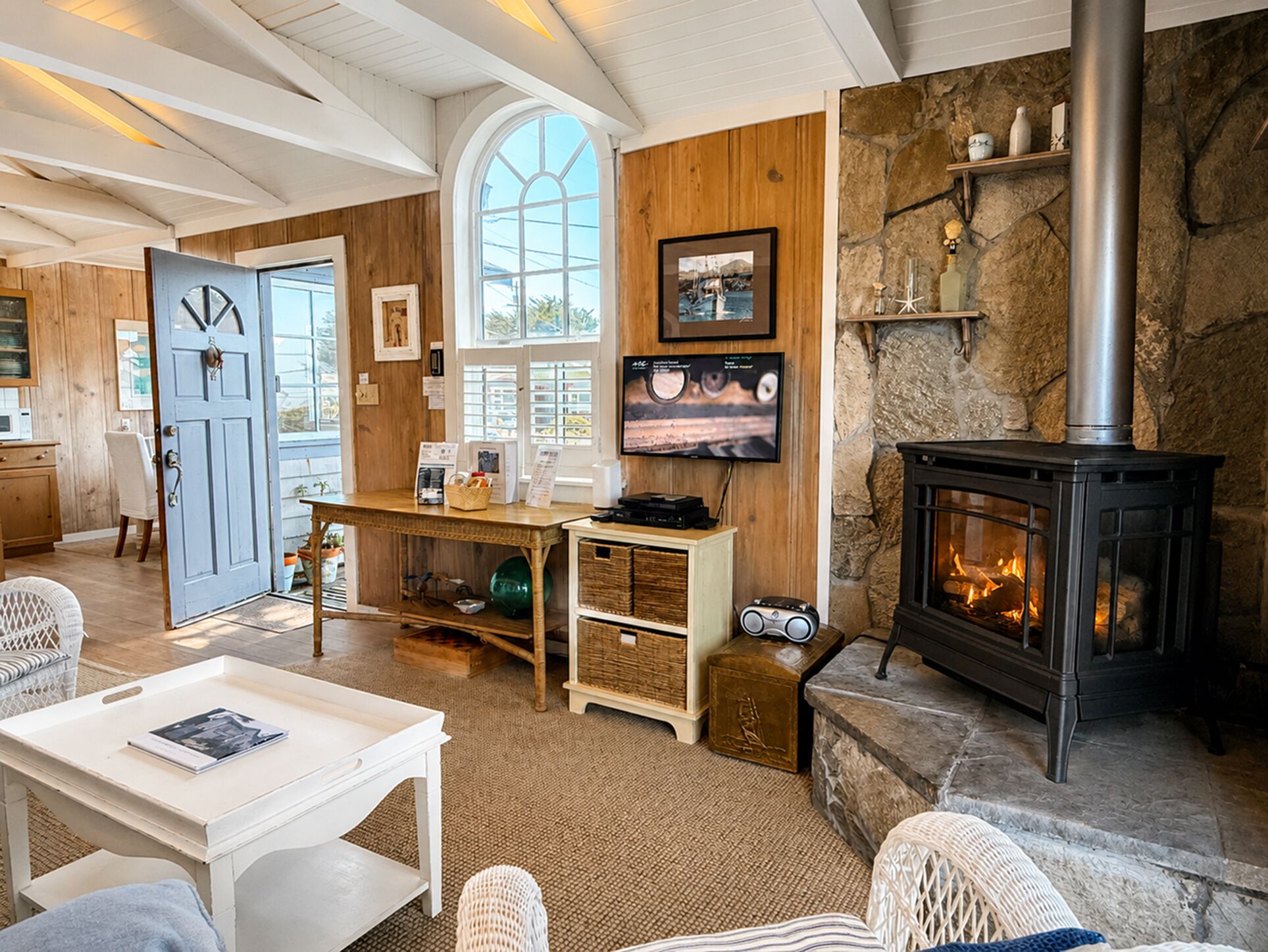 Smart TV, fireplace, DVD player, books