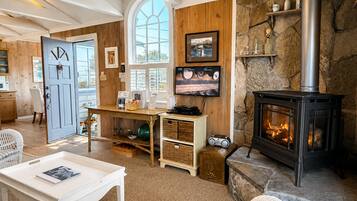 Smart TV, fireplace, DVD player, books
