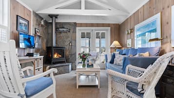 Een smart-tv, een open haard, een dvd-speler en boeken