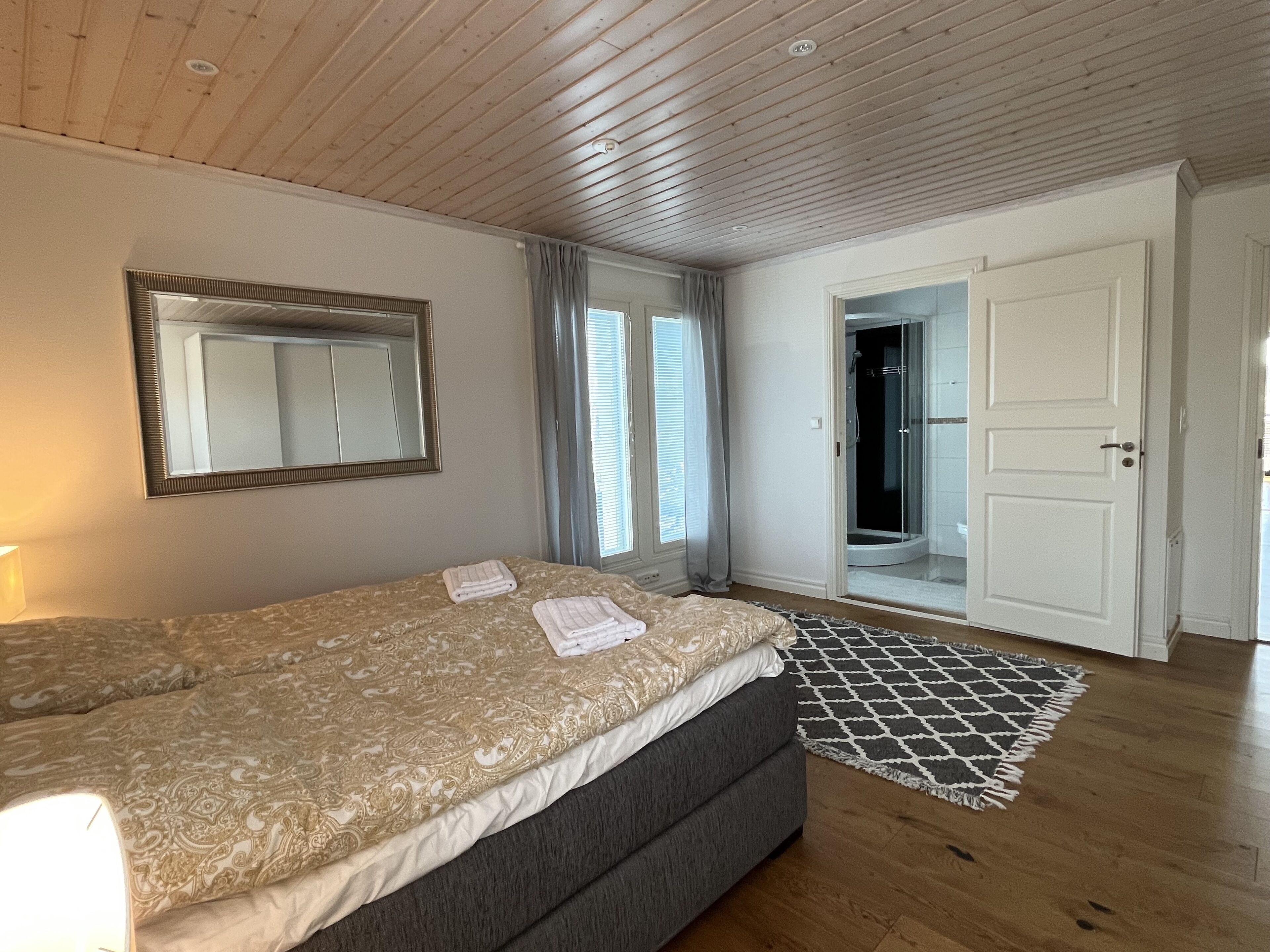 6 Schlafzimmer, Schreibtisch, schallisolierte Zimmer