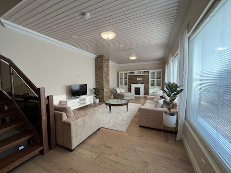 Smart TV, fireplace. Stunning 5BR Home with Jacuzzi and Finnish Sauna
