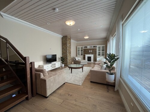 Stunning 5BR Home with Jacuzzi and Finnish Sauna