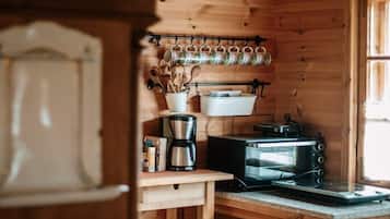 Fridge, oven, stovetop, coffee/tea maker