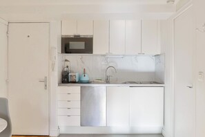 Fridge, microwave, dishwasher, coffee/tea maker - Beautiful apartment in the heart of Montorgueil (Paris)