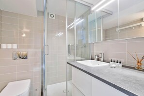Shower, hair dryer, towels, shampoo - Beautiful apartment in the heart of Montorgueil (Paris)
