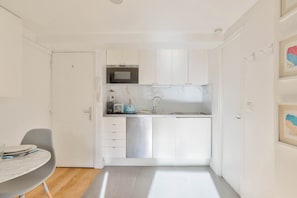 Fridge, microwave, dishwasher, coffee/tea maker - Beautiful apartment in the heart of Montorgueil (Paris)
