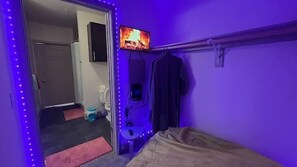 Safe - Spacious Candy Land Getaway (Dallas)