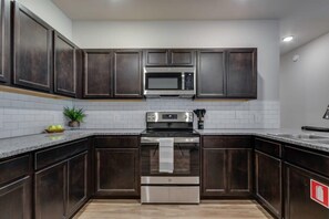 Fridge, microwave, stovetop, dishwasher - SAVE! 2 Min to Pkwy! Luxury Apt Best Price (Sevierville)