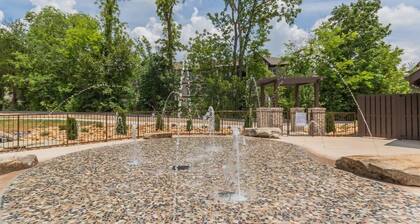 SAVE! 2 Min to Pkwy! Luxury Apt Best Price