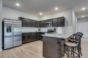 Fridge, microwave, stovetop, dishwasher