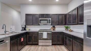 Jääkaappi, mikroaaltouuni, uuni, liesi