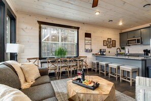 TV, fireplace, Netflix, Hulu