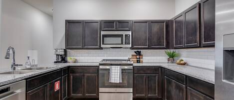 Refrigerador, microondas, placa de cocina, lavavajillas