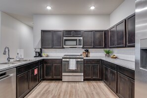 Réfrigérateur, four à micro-ondes, surface de cuisson, lave-vaisselle