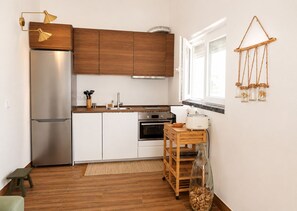 Køleskab, mikrobølgeovn, ovn, kogeplade