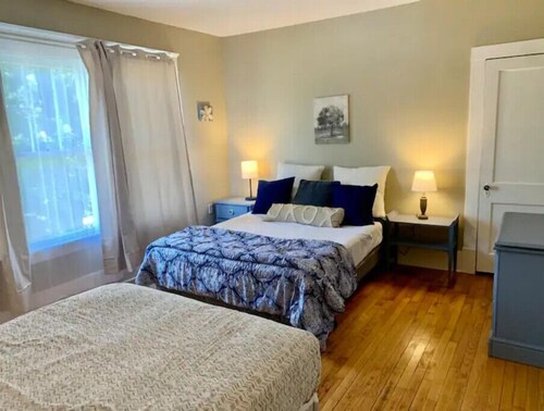 Lovely Upstairs 3 Bedroom Apartment