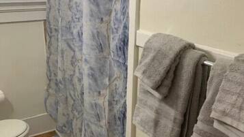 Douche, sèche-cheveux, serviettes fournies, savon