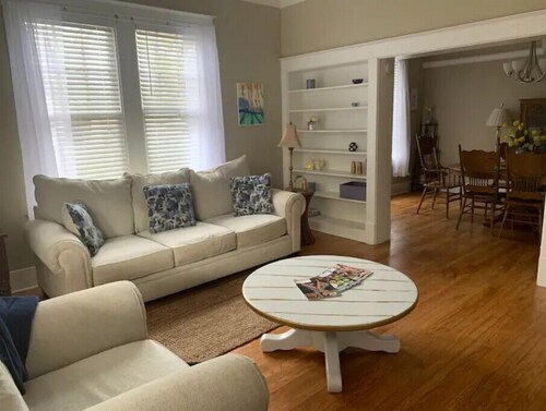 Charming 2 bed-room apartment in heart of town