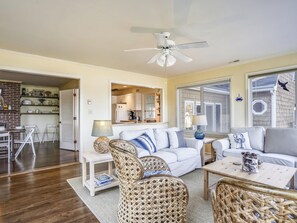 TV, fireplace - Minutes from Downtown St. Michaels and Tilghman | Private Dock | Hot Tub (Mcdaniel)