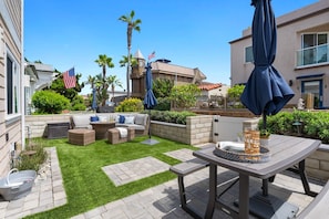 Outdoor dining - Pacific Surf | 3BD Steps from Mission Beach (San Diego)
