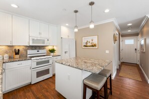 Fridge, microwave, stovetop, dishwasher