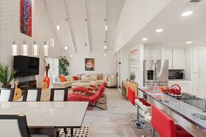 Dining - 82 Palms - Waterfront Home & Rooftop Sun Deck (Brunswick)