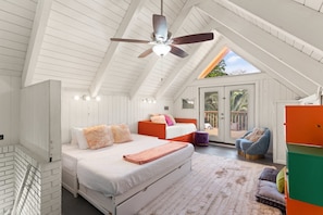 3 bedrooms, iron/ironing board, WiFi, bed sheets - 82 Palms - Waterfront Home & Rooftop Sun Deck (Brunswick)