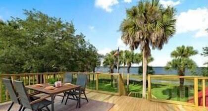82 Palms - Waterfront Home & Rooftop Sun Deck