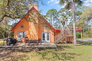 Outdoor dining - 82 Palms - Waterfront Home & Rooftop Sun Deck (Brunswick)