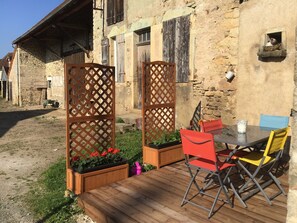 Outdoor dining - Le Petit Pressoir - Charmant studio (Collonge-en-Charollais)