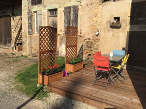 Outdoor dining - Le Petit Pressoir - Charmant studio (Collonge-en-Charollais)