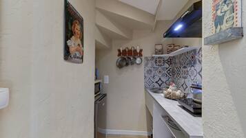 Geladeira, micro-ondas, fogão, cafeteira/chaleira