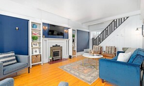 Televisión, chimenea y oficina