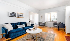 Televisión, chimenea y oficina