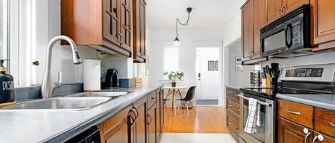 ثلاجة، ميكروويف، فرن، موقد طهي مسطح