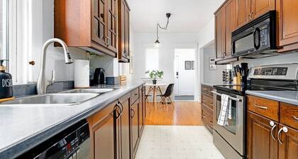 Riverdale. Sleeps 5. 5 Min to DT. 2 BD 1 Bath.