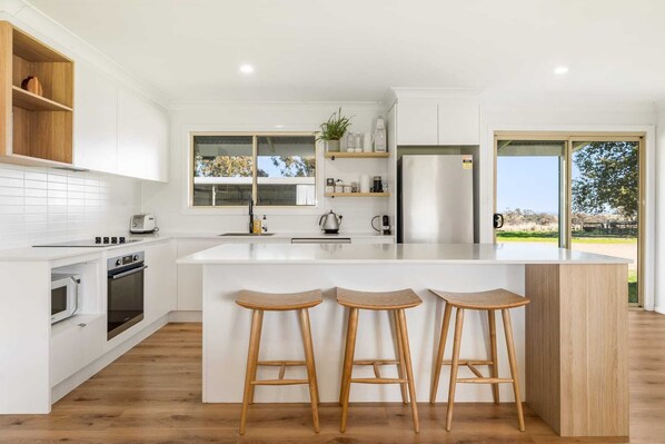 Fridge, microwave, oven, stovetop - Cooinda Cottage - Beautiful Borenore Farm Stay (Borenore)