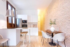 Fridge, microwave, oven, dishwasher - Modern 1BD apt with terrace. Santas Patronas IV (Seville)