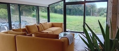 TV connectée, cheminée, jeux vidéo, baby-foot