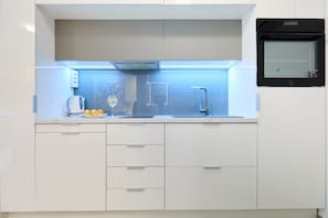 Refrigerador, placa de cocina, lavavajillas, cafetera/tetera